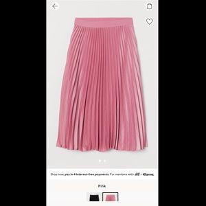 Pleated skirt. NEW. Calf length. Light pink.
